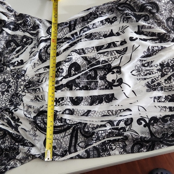 United World Ware Blouse Womens Size M Petite Black 2hite Paisley pleaded Top - Picture 13 of 13